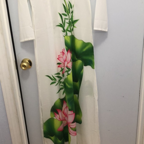 Vietnamese ao dài - Picture 2 of 3